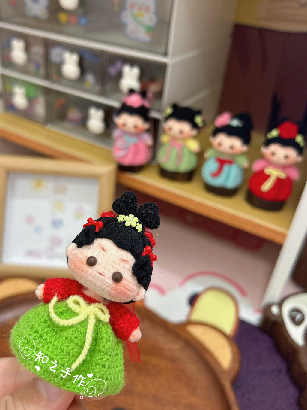 The crochet pattern for Tang Dynasty maidservant  is included in the PDF file by zhizhishouzuo