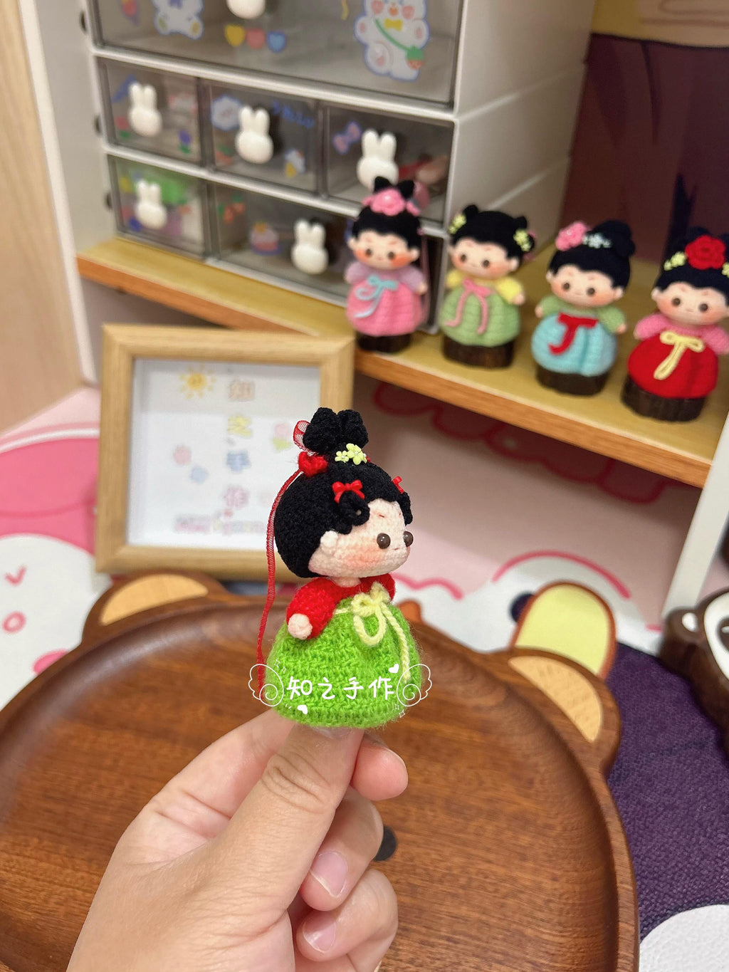 The crochet pattern for Tang Dynasty maidservant  is included in the PDF file by zhizhishouzuo