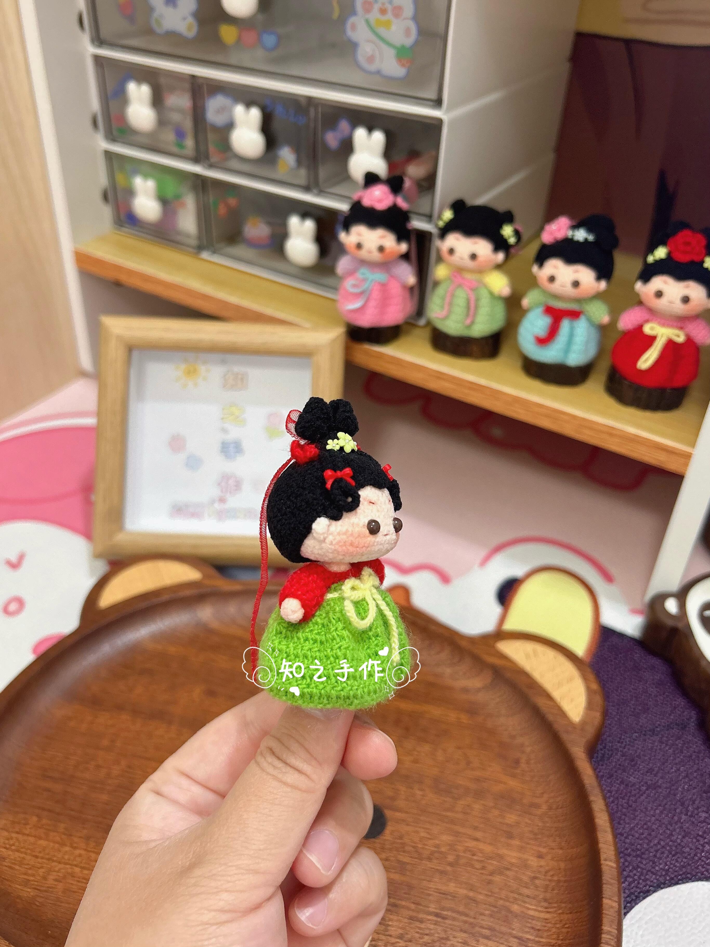 The crochet pattern for Tang Dynasty maidservant  is included in the PDF file by zhizhishouzuo