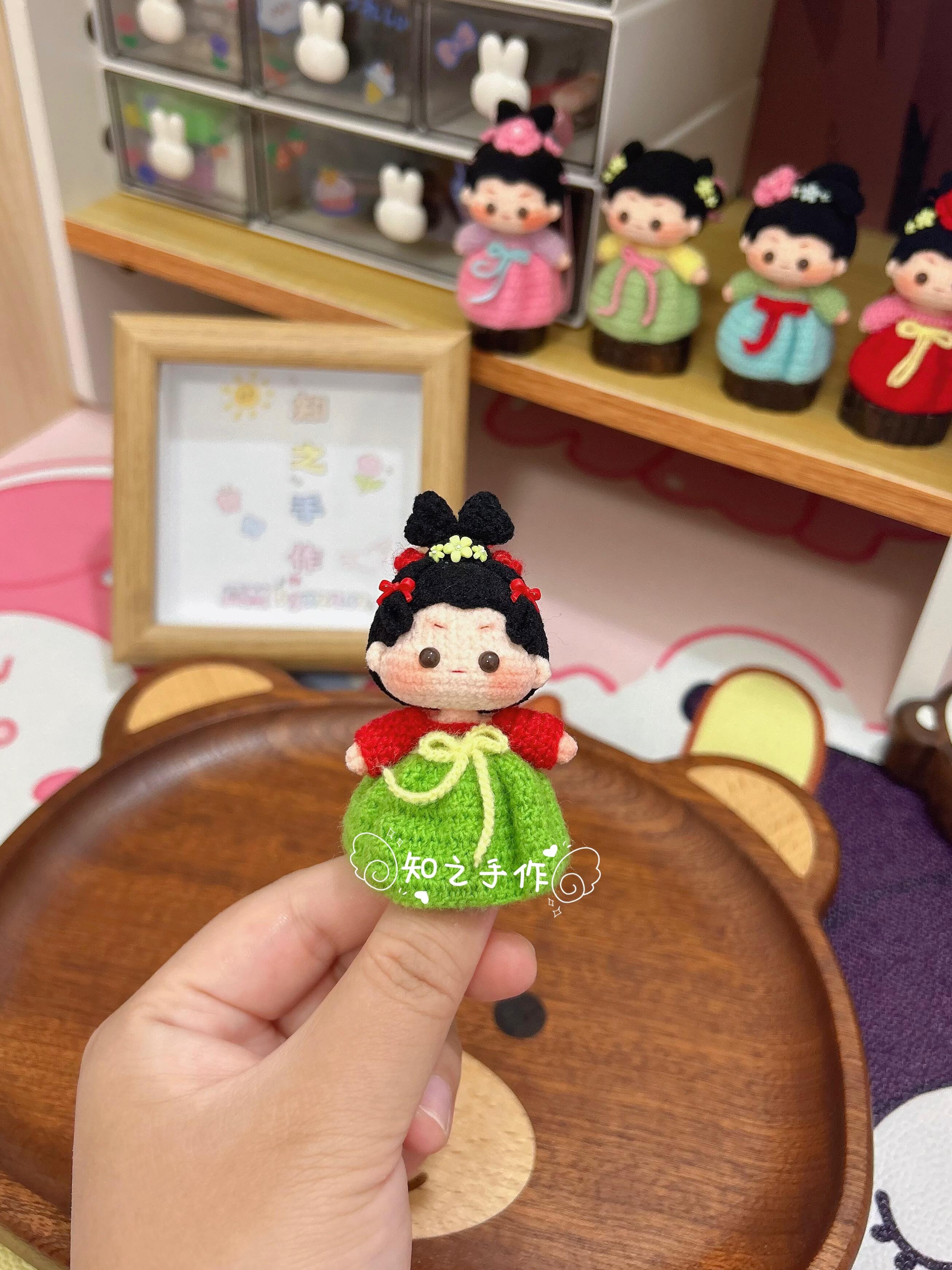 The crochet pattern for Tang Dynasty maidservant  is included in the PDF file by zhizhishouzuo