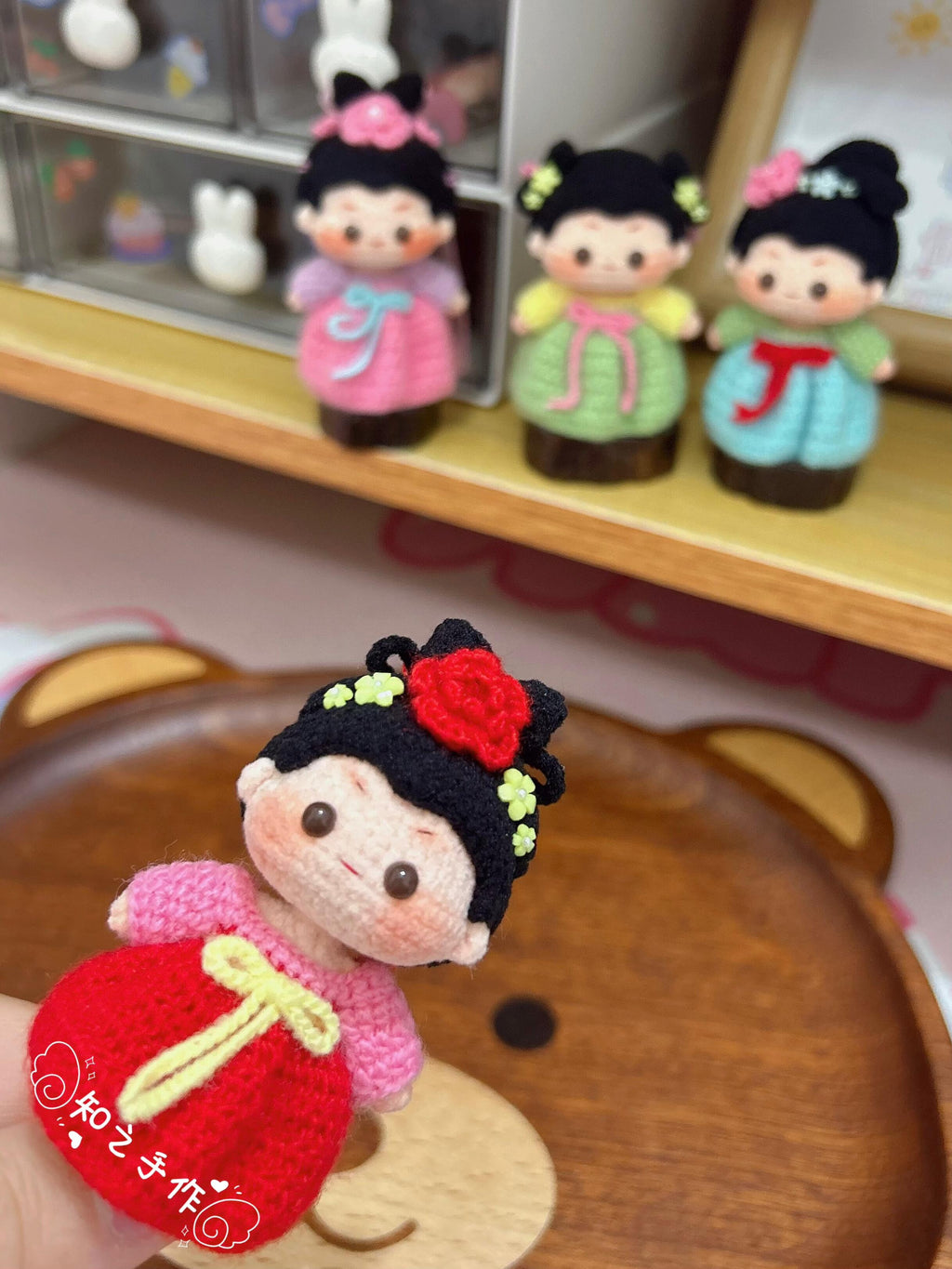 The crochet pattern for Tang Dynasty maidservant  is included in the PDF file by zhizhishouzuo