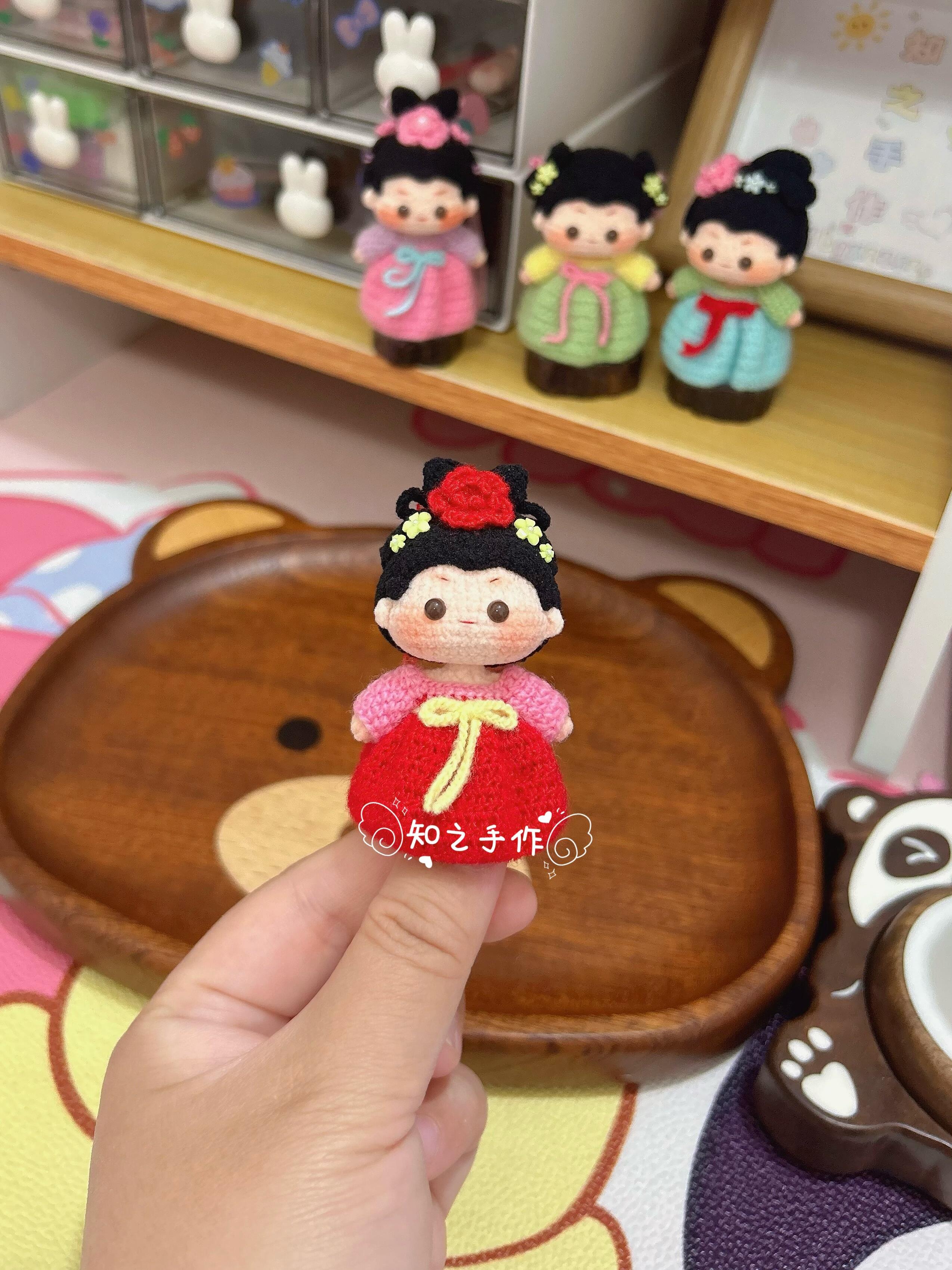 The crochet pattern for Tang Dynasty maidservant  is included in the PDF file by zhizhishouzuo