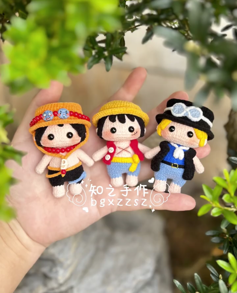 The crochet pattern for Chibi One Piece  is included in the PDF file by zhizhishouzuo