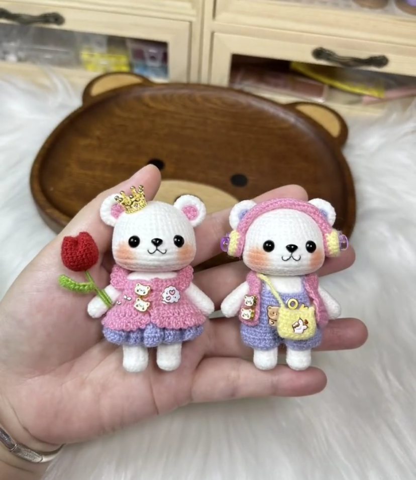 The crochet pattern for Diary of Love  is included in the PDF file by zhizhishouzuo