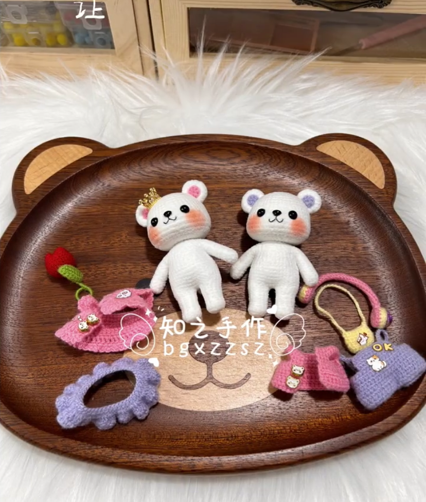 The crochet pattern for Diary of Love  is included in the PDF file by zhizhishouzuo