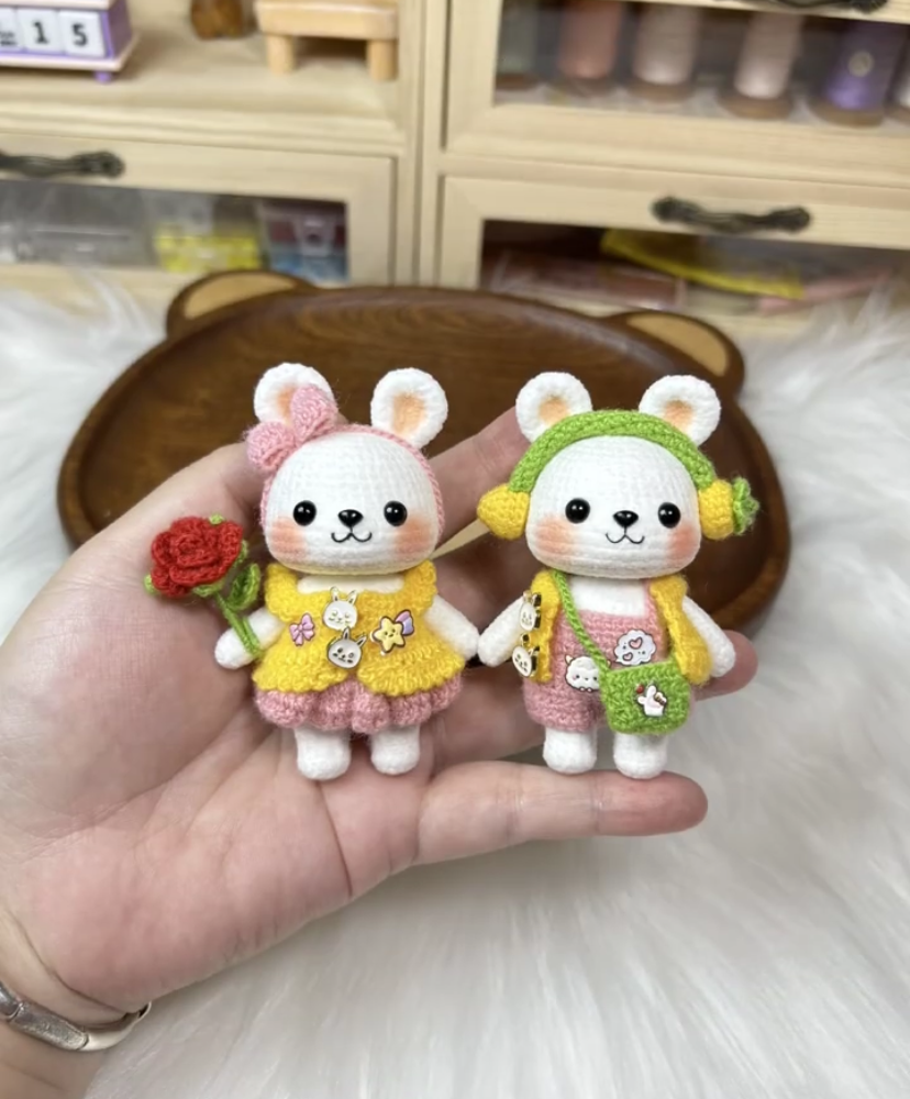 The crochet pattern for Diary of Love  is included in the PDF file by zhizhishouzuo