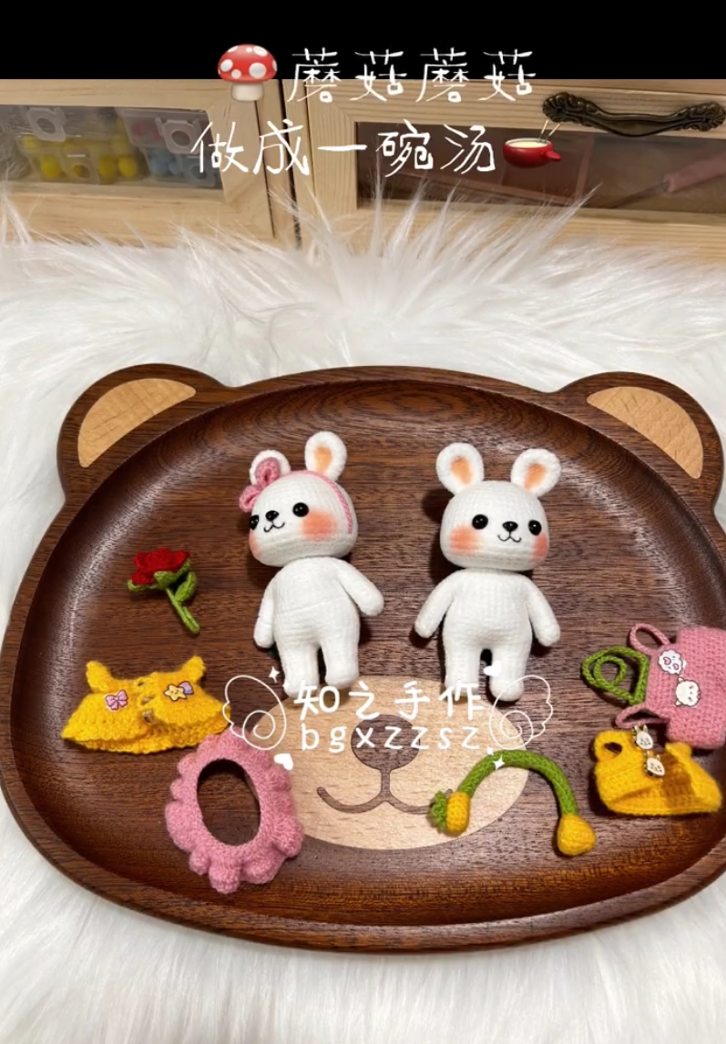 The crochet pattern for Diary of Love  is included in the PDF file by zhizhishouzuo