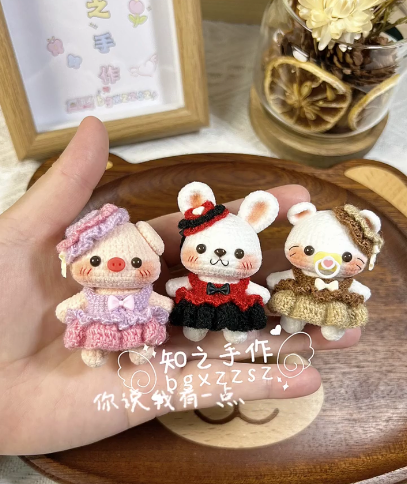 The crochet pattern for Cat rabbit and pig  is included in the PDF file by zhizhishouzuo