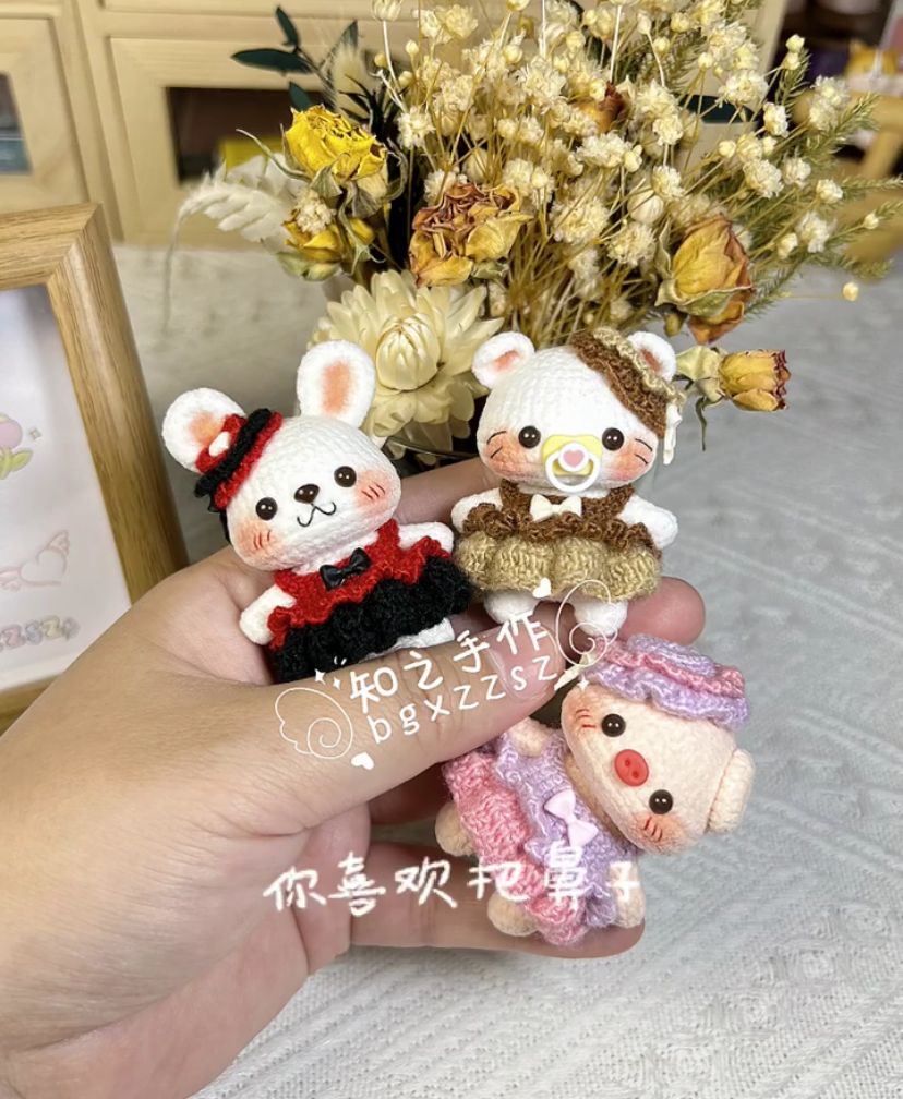 The crochet pattern for Cat rabbit and pig  is included in the PDF file by zhizhishouzuo