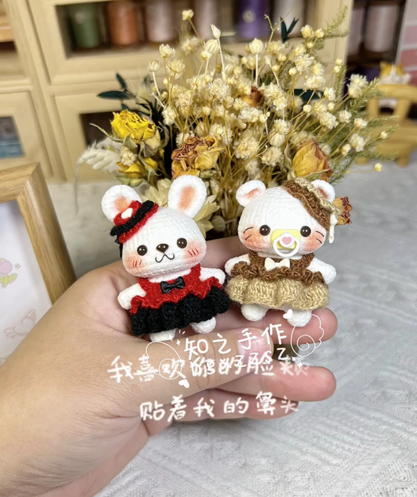 The crochet pattern for Cat rabbit and pig  is included in the PDF file by zhizhishouzuo