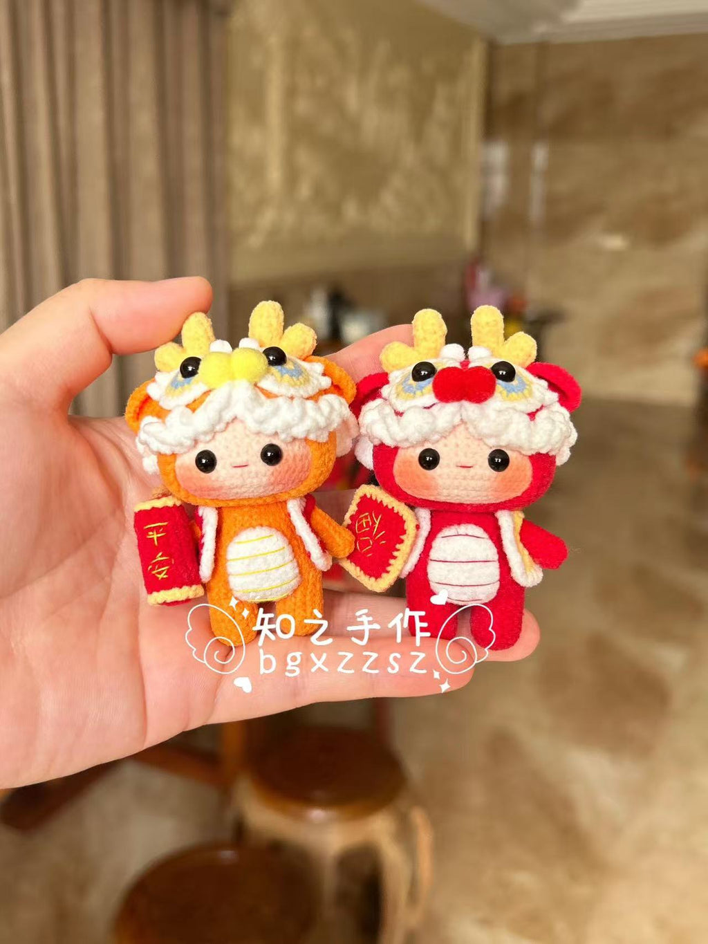 The crochet pattern for cute little dragon  is included in the PDF file by zhizhishouzuo