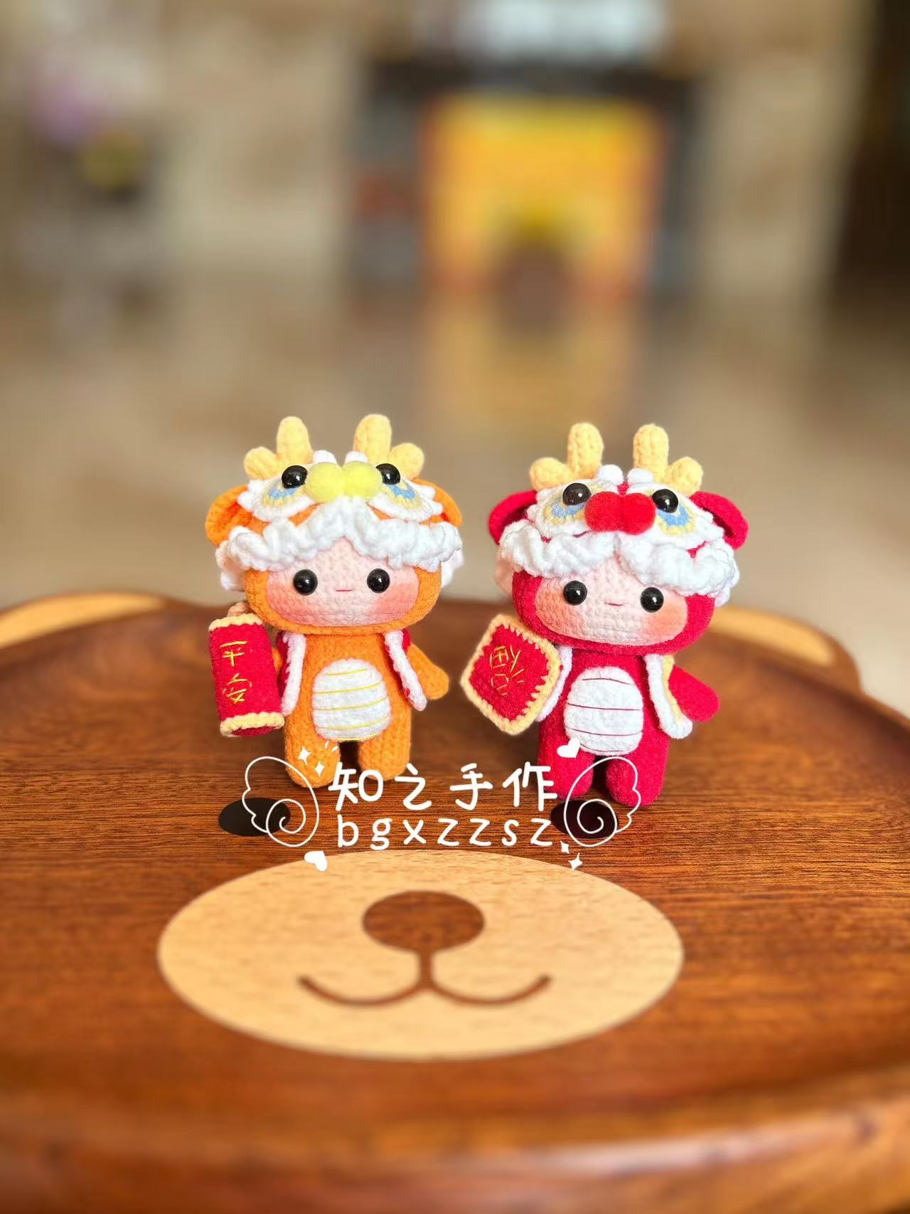 The crochet pattern for cute little dragon  is included in the PDF file by zhizhishouzuo