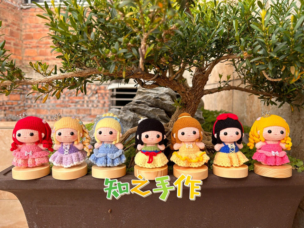 The crochet pattern for the princesses' ball 2  is included in the PDF file by zhizhishouzuo