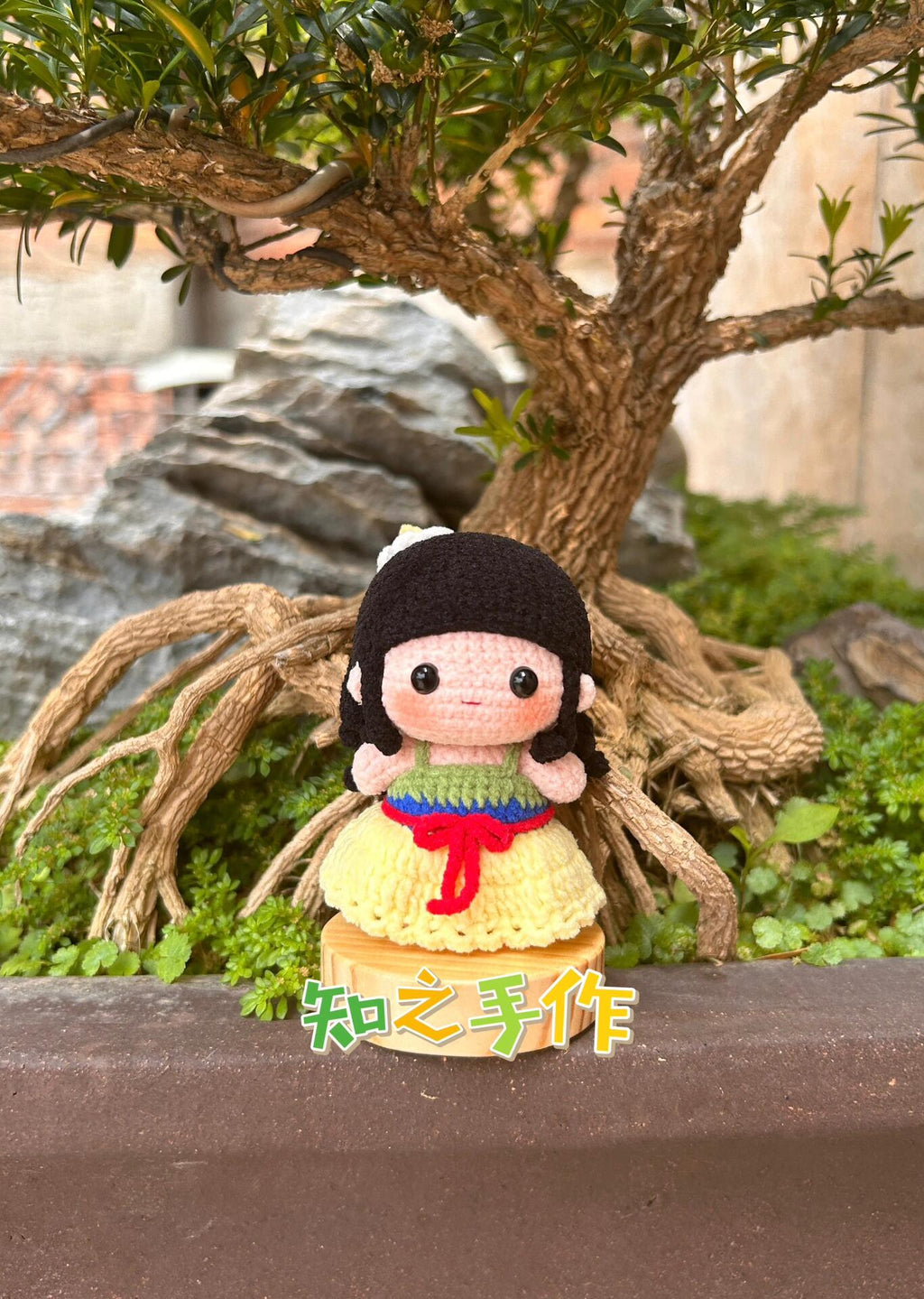 The crochet pattern for the princesses' ball 2  is included in the PDF file by zhizhishouzuo