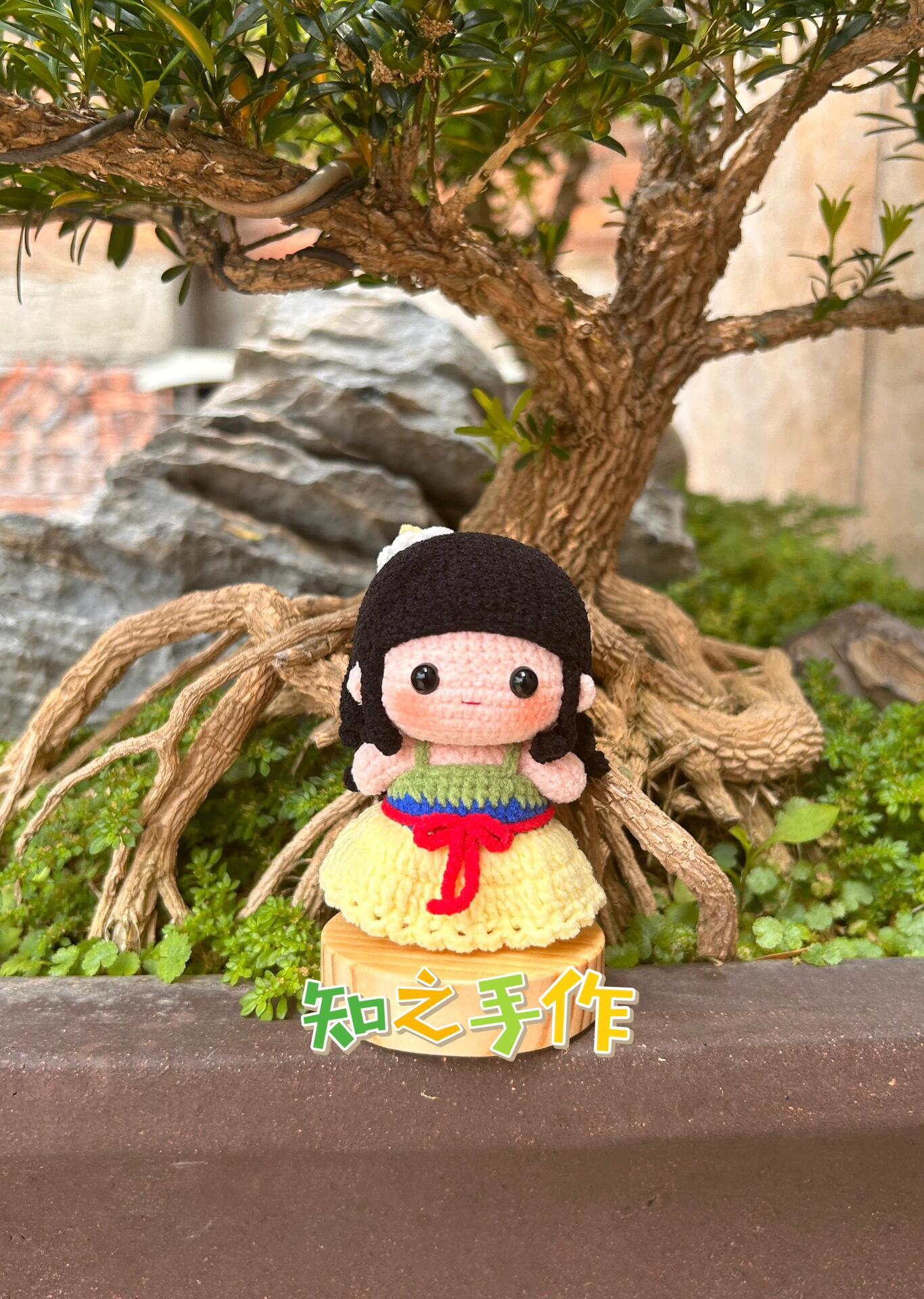 The crochet pattern for the princesses' ball 2  is included in the PDF file by zhizhishouzuo