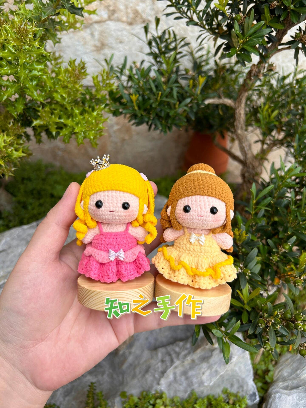 The crochet pattern for the princesses' ball 2  is included in the PDF file by zhizhishouzuo