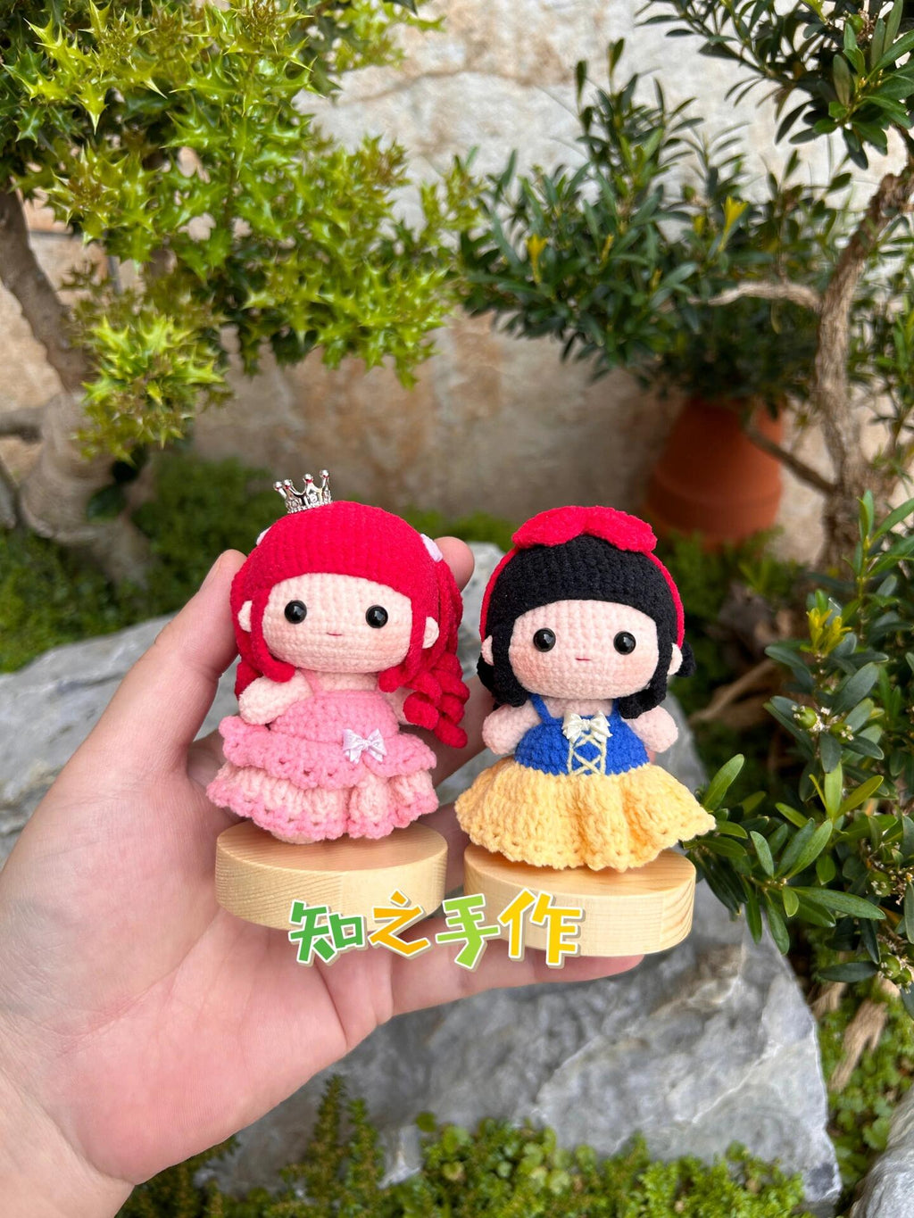 The crochet pattern for the princesses' ball 2  is included in the PDF file by zhizhishouzuo