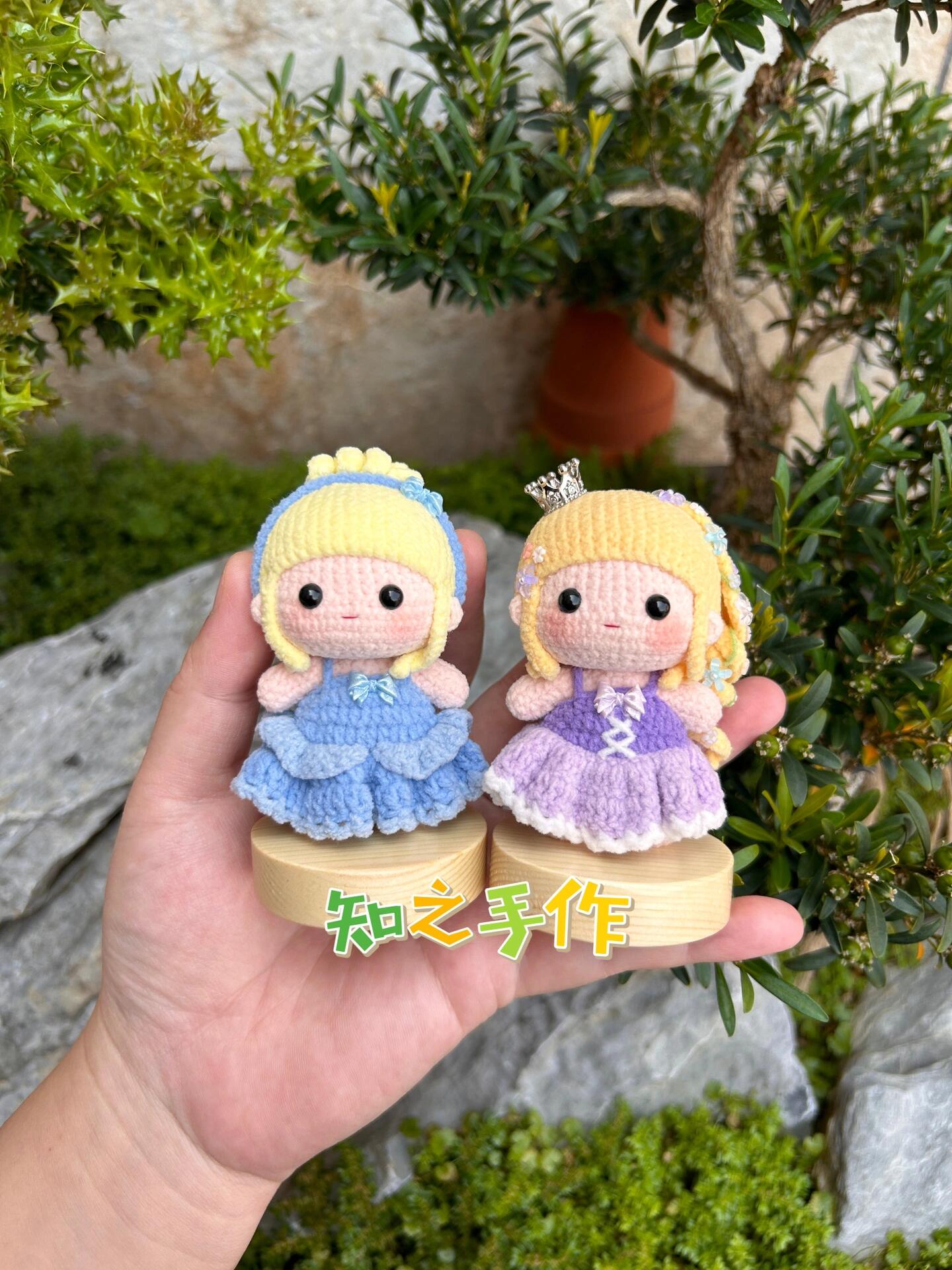 The crochet pattern for the princesses' ball 2  is included in the PDF file by zhizhishouzuo