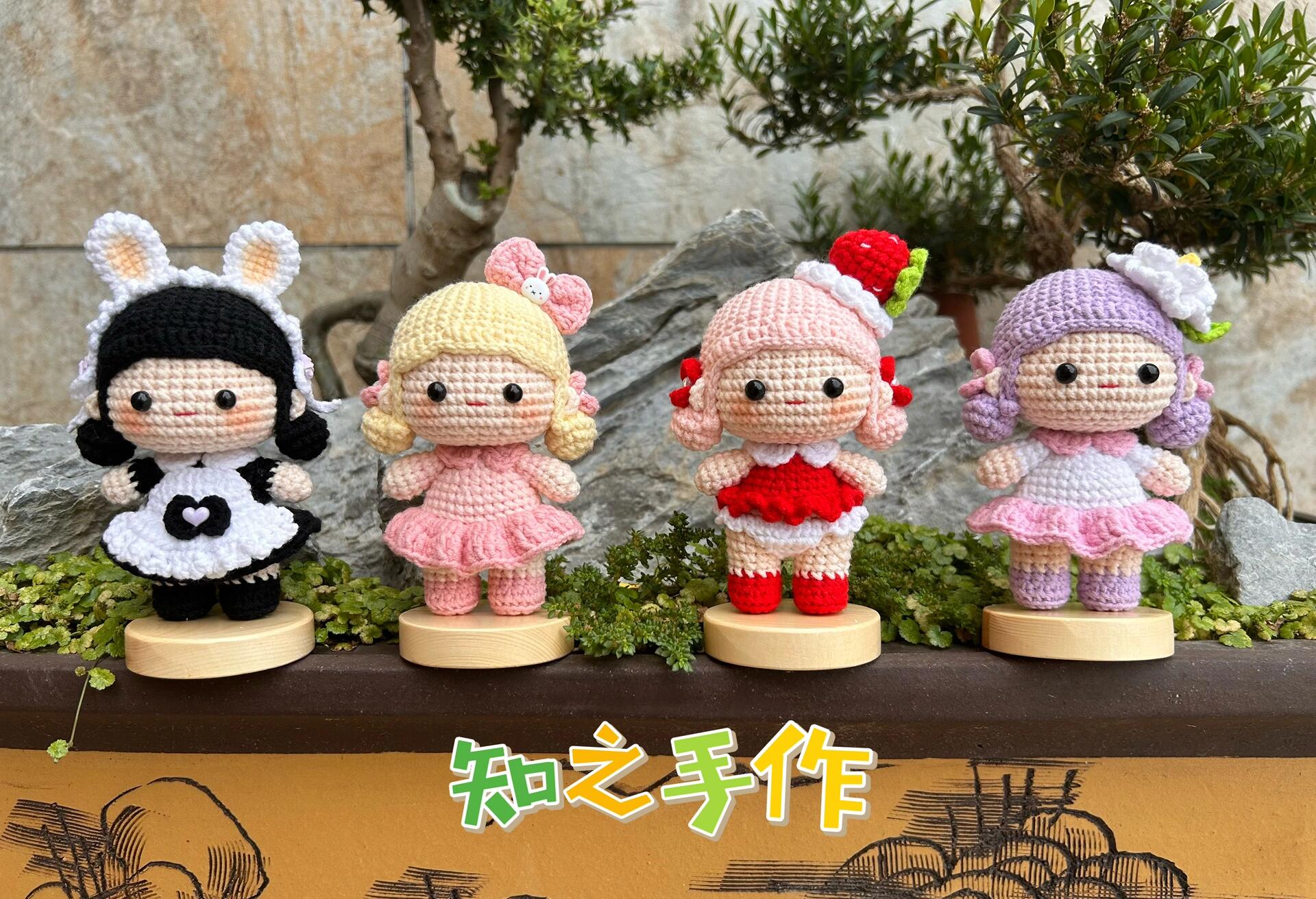 The crochet pattern for Q-version little sisters  is included in the PDF file by zhizhishouzuo