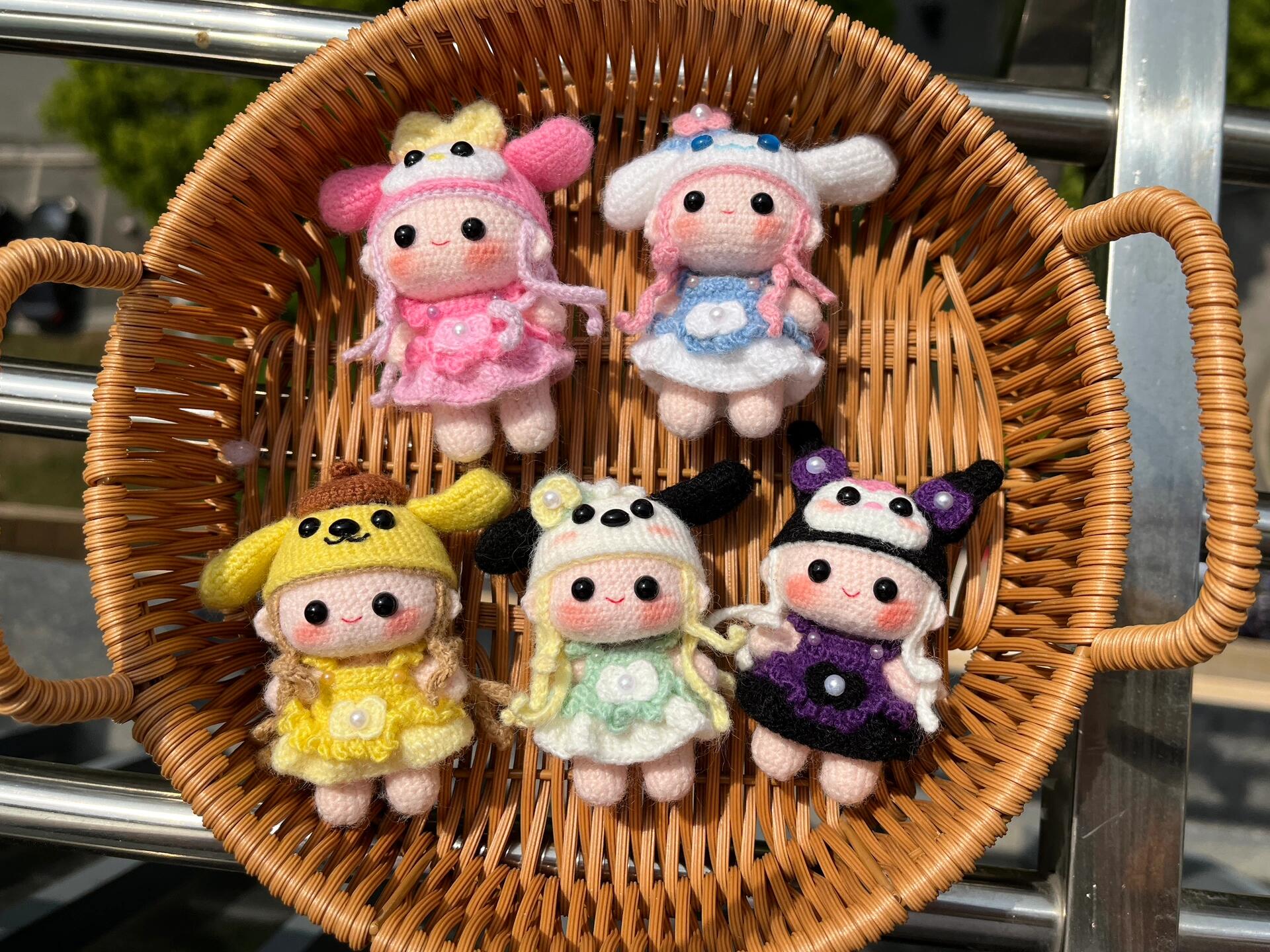 The crochet pattern for the princesses' ball  is included in the PDF file by zhizhishouzuo