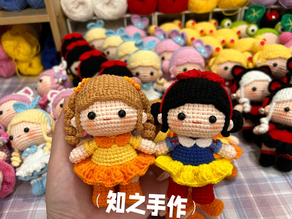 The crochet pattern for Moe Q Little Princess  is included in the PDF file by zhizhishouzuo