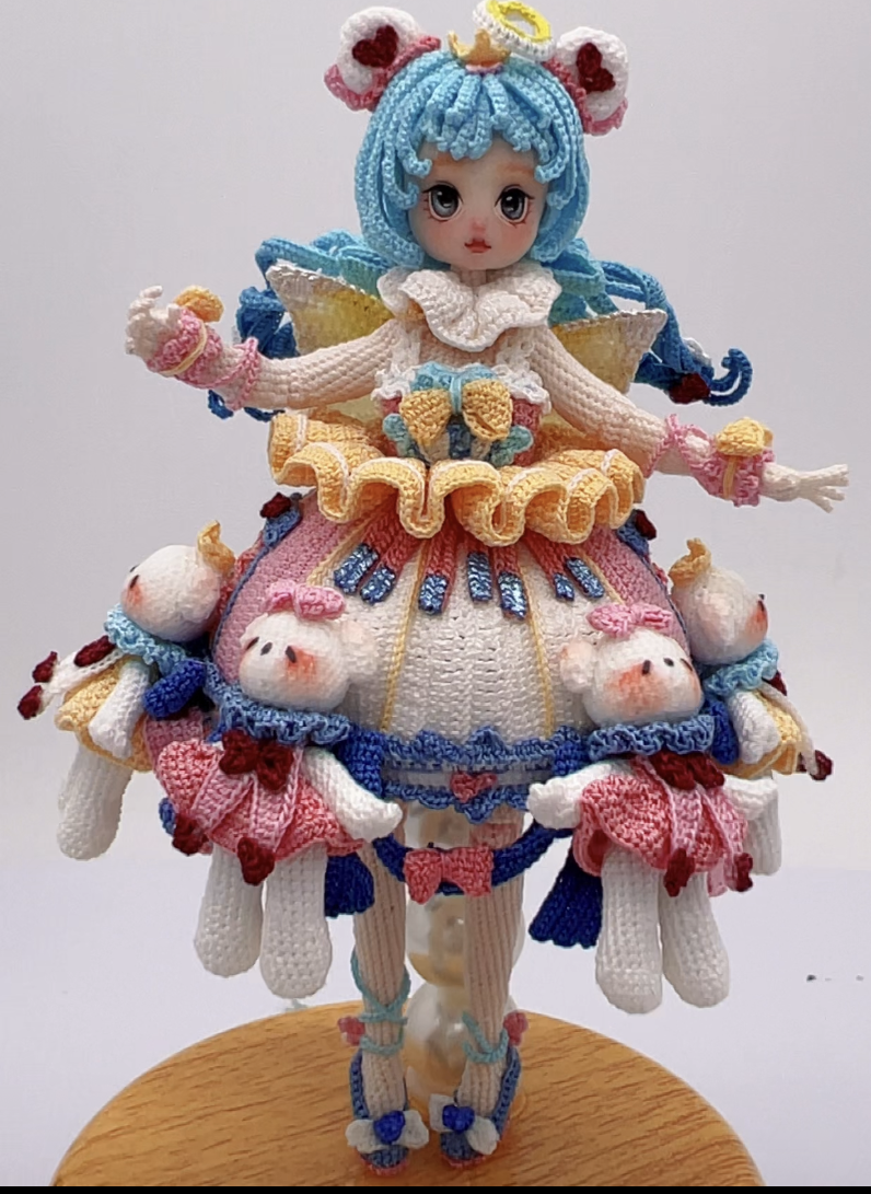 Only one micro-crochet doll in stock, crocheted by Gangbeng, designed by artist Yizhijuano.