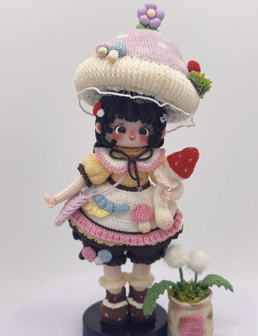 Only one micro-crochet guli doll in stock, this crocheted artwork is designed by the artist Jiazhuangshitiaoyu  and handcrafted by mumu
