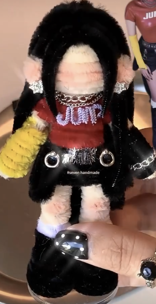 Jisoo,Jennie,Rose,Lisa , Pipe cleaner handmade dolls for BLACKPINK ,Approximately 20 days from pre-order to handcrafted completion.