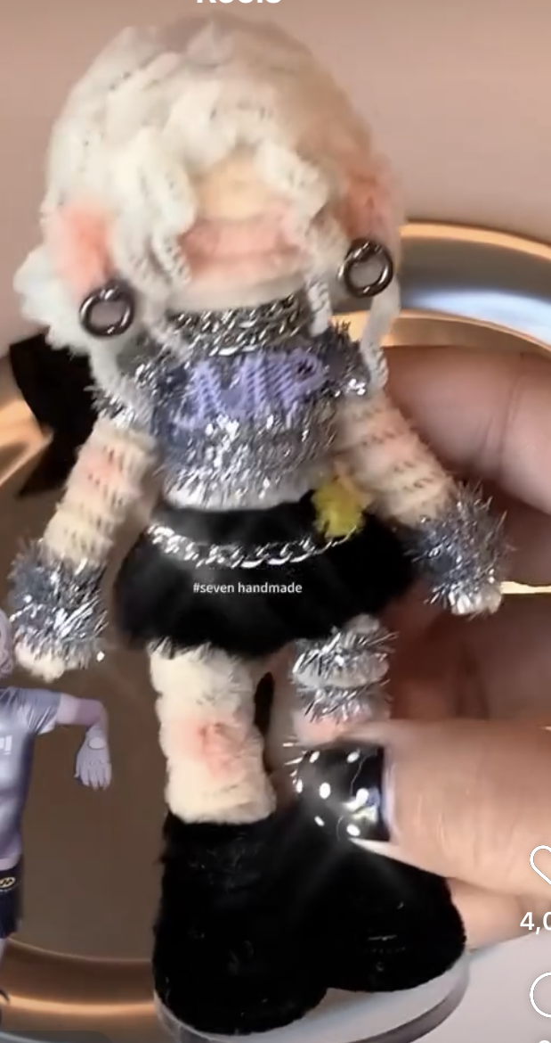 Jisoo,Jennie,Rose,Lisa , Pipe cleaner handmade dolls for BLACKPINK ,Approximately 20 days from pre-order to handcrafted completion.